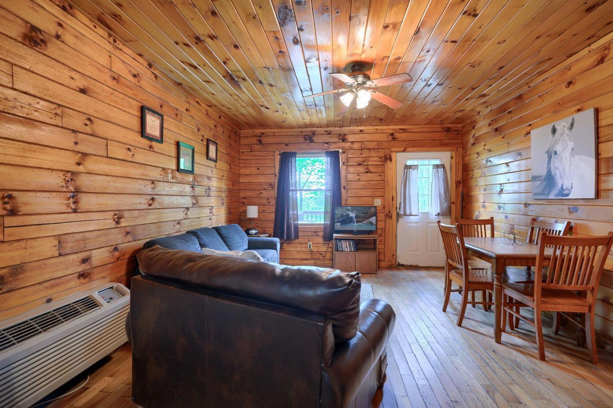 Blue Rose Cabins - Pine Ridge Cabin Logan Exterior photo