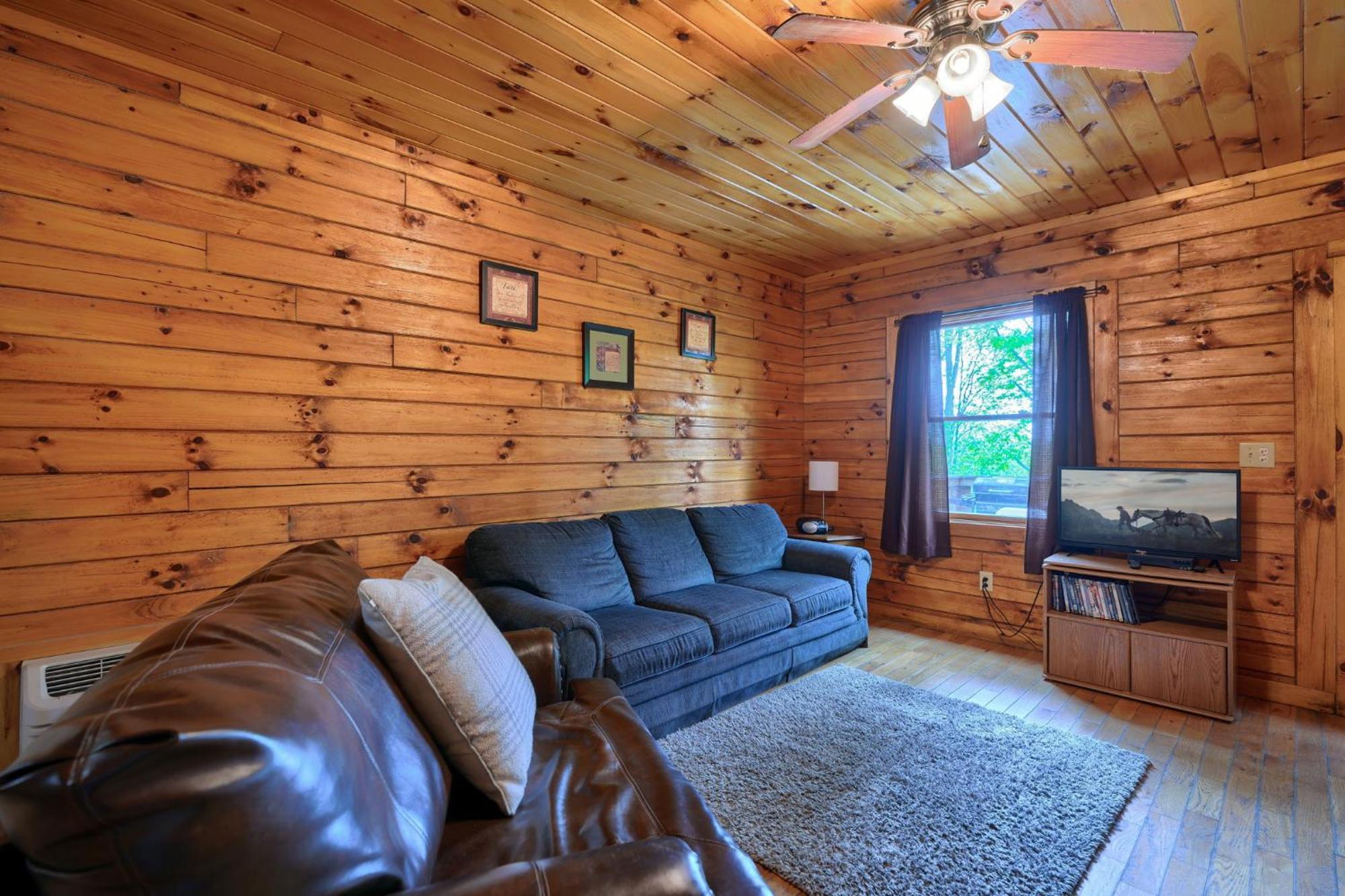 Blue Rose Cabins - Pine Ridge Cabin Logan Exterior photo